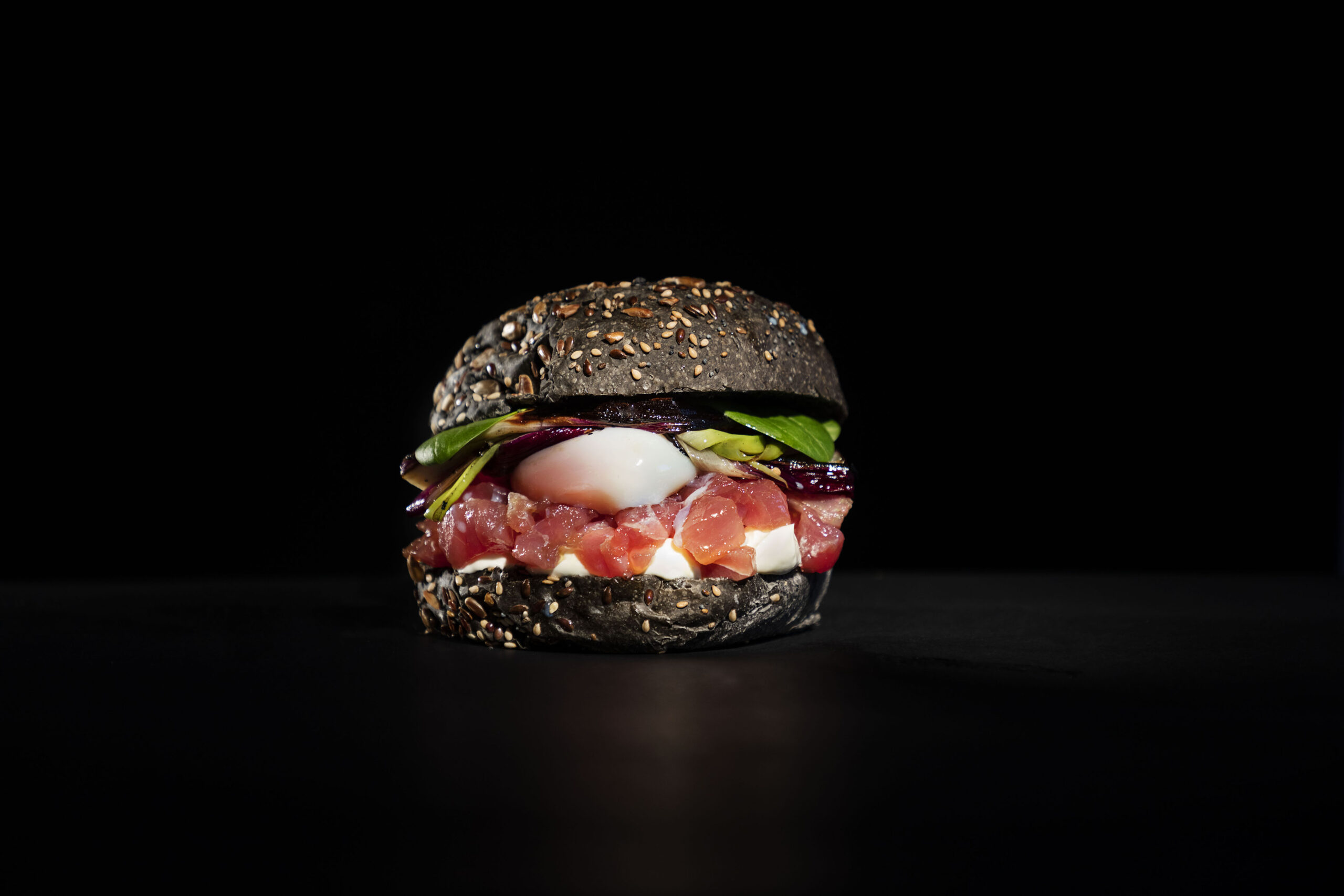 Hamburger Baron Tuna di Royal Burgery su sfondo nero